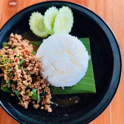 ผัดกะเพราหมูสับราดข้าว