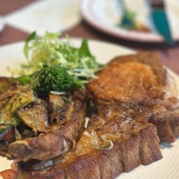 pork chops ชื้นหนาย่างมาให้กรอบนอกนุ่มใน เคี้ยวแล้วเด้งฟินสุดๆ