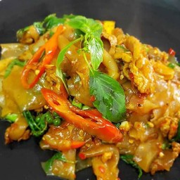 เส้นใหญ่ผัดขี้เมาหมู