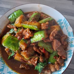 ผัดกระเพรามะเขือยาวหมูชิ้น