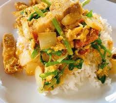 ผัดผงกระหรี่หมูกรอบ