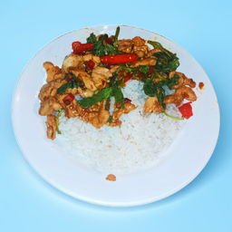 กะเพราไก่ชิ้นราดข้าว