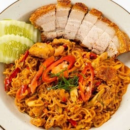 มาม่าผัดซอสต้มยำหมูกรอบ