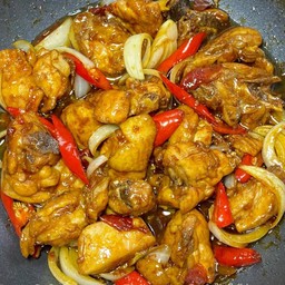 ไก่ผัด ซีอั๊ว ราดข้าว