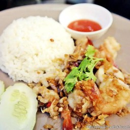 กุ้งทอดกระเทียมพริกไทยราดข้าว