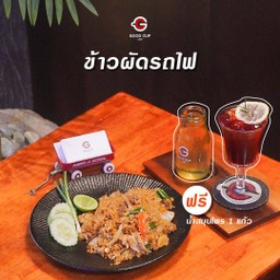 ข้าวผัดรถไฟหมูชิ้น แถมฟรีเครื่องดื่มสมุนไพรเย็นนะครับ