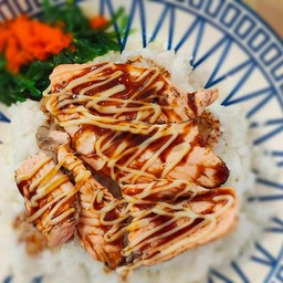 ข้าวแซลม่อนเบิร์นไฟ หอมๆ ราดด้วยมายองเนส ฉ่ำๆ