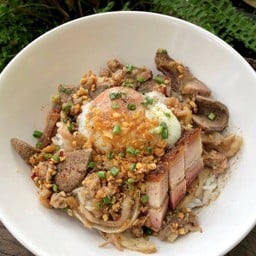 Set หมูยกแกงค์สุดคุ้ม (ข้าวต้มแห้ง + ไข่ออนเซ็น 5 ชุด)