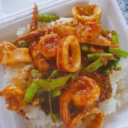 ผัดพริกแกงปลาหมึก