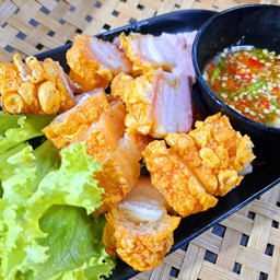 หมูกรอบทอดน้ำจิ้มซีฟู๊ด