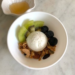 กรีกโยเกิร์ต+กีวี่,บลูเบอร์รี่+กราโนล่า+ฟรีน้ำผึ้ง