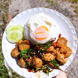 ข้าวกะเพราลูกชิ้นหมู