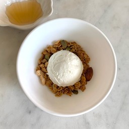 กรีกโยเกิร์ต+กราโนล่า+ฟรีน้ำผึ้ง