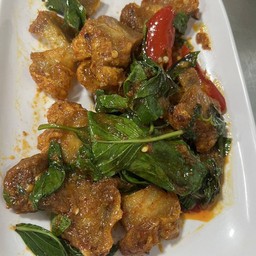 ผัดพริกแกงหมูกรอบ