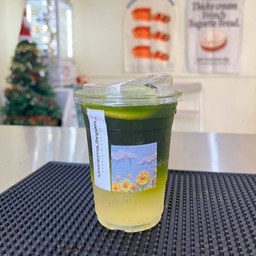 Sparkling yuzu green tea