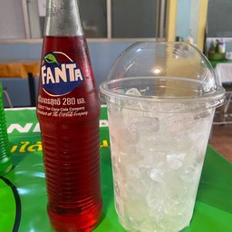 แฟนต้าน้ำแดงใส่แก้วโอ่ง