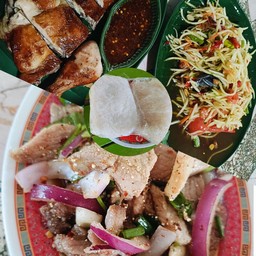 เซต สุดคุ้ม ไก่ย่างครึ่งตัว ตำไทย นำ้ตกหมู ข้าวเหนียว 2 ห่อ