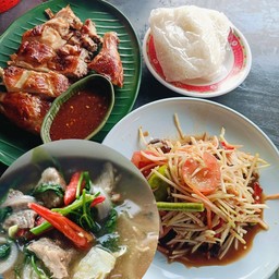 เซต เผ็ดร้อน ไก่ย่างครึ่งตัว ตำปูปลาร้า อ่อมหมู ข้าวเหนียว 2 ห่อ