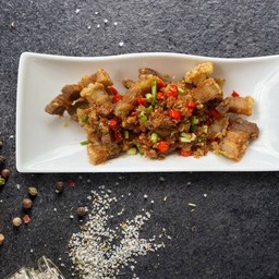 หมูกรอบผัดพริกเกลือ