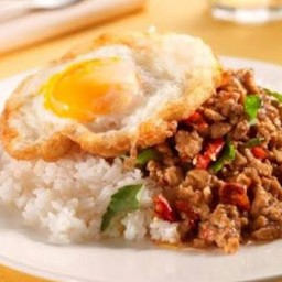 กระเพราพริกแห้งกุ้งราดข้าว