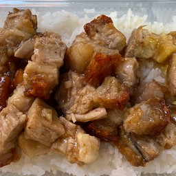 หมูกรอบกระเทียมราดข้าว