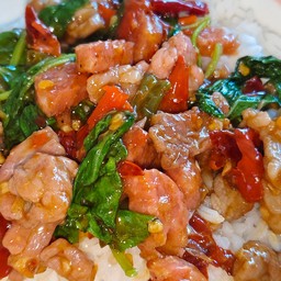 ข้าวกะเพราแหนมหมู+เนื้อชิ้น