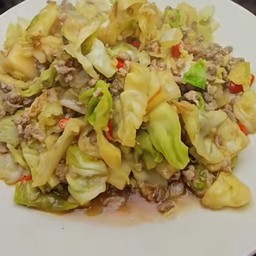 ข้าวราดผัดกะหล่ำปลีหมูสับ