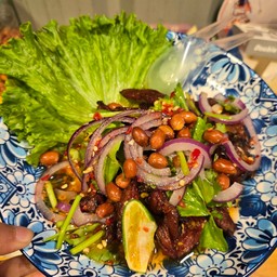 ยำเนื้อเเดดเดียวทอด