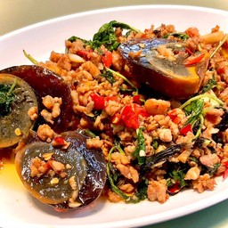 กับ/กะเพราไข่เยี่ยวม้า