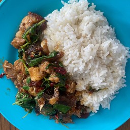 กระเพราหมูชิ้นไข่เยี่ยวม้าราดข้าว