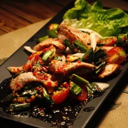 ยำคอหมูย่าง