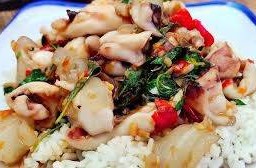 กระเพราปลาหมึกราดข้าว