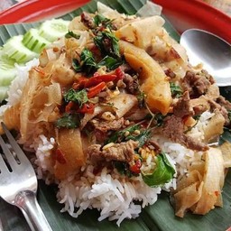 กะเพราเนื้อ + สไบนางราดข้าว