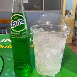 แฟนต้าน้ำเขียวใส่แก้วโอ่ง