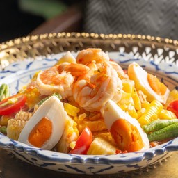 ส้มตำข้าวโพดไข่เค็มกุ้งสด