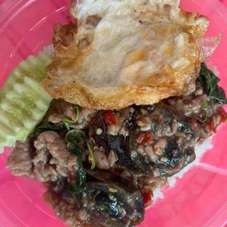 กะเพราหมูสับไข่เยี่ยวม้า