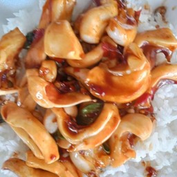 ข้าวราดพริกแกงปลาหมึก