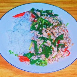 กะเพราไก่สับราดข้าว