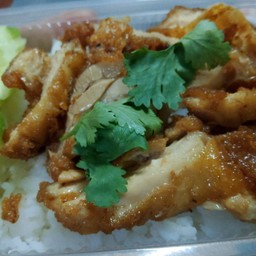 ข้าวไก่ทอดคั่วน้ำปลาน้ำจิ้มซีฟู้ด