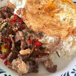 เนื้อคั่วพริกเกลือไข่ดาว