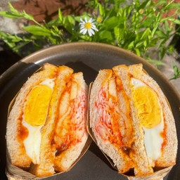 แซนวิชไข่ดาวอกไก่บาร์บีคิวปูอัด