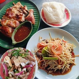 เซต ยอดฮิต ไก่ย่างครึ่งตัว ตำปูปลาร้า นำ้ตกหมู  ข้าวเหนียว 2 ห่อ