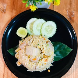 ข้าวผัดหมูกรอบ + น้ำจิ้มซีฟู้ด