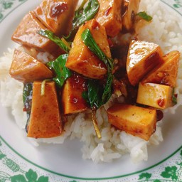 กะเพราไก่ยอราดข้าว