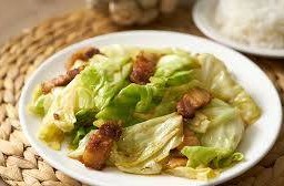 กะหล่ำปลีหมูกรอบกับ