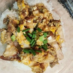 ข้าวราดหมูกรอบผัดไข่