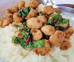 ข้าวกะเพราลูกชิ้นหมูปากเจ่อ