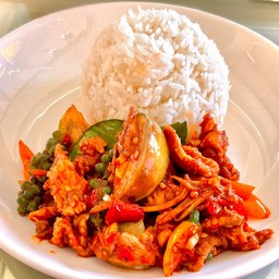 ผัดเผ็ดหมูชิ้น ราดข้าว