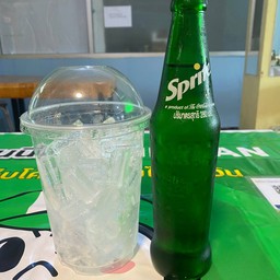 สไปรท์ใส่น้ำแข็งแก้วโอ่ง