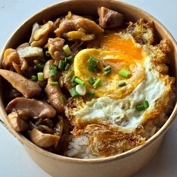 ไข่ดาวคู่กับไก่กระเทียม/หมูสับกระเทียม